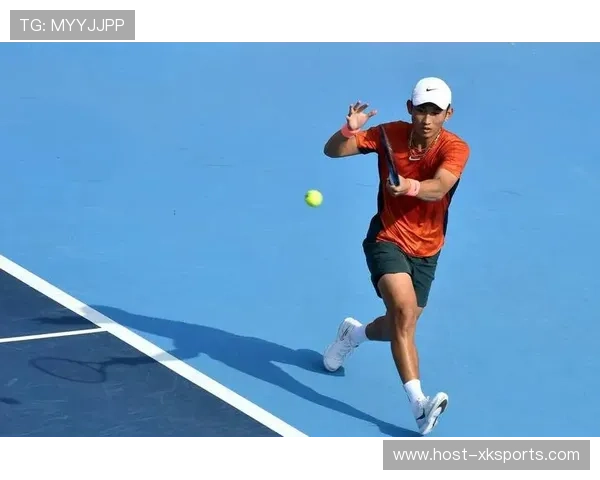 网球队伍进行高温条件适应，训练节奏依旧平稳